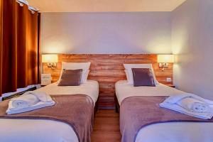 Hotels Brit Hotel Confort Pau Lons : Chambre Quadruple