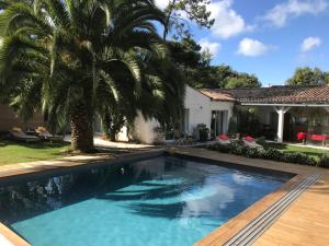 Maisons d'hotes LA MAISON DE LA DUNE - Jacuzzi 1ere seance offerte - Piscine chauffee avec Abri Amovible - Plage situee a 200m, acces direct par le bois : photos des chambres