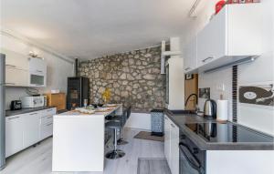 1 Bedroom Cozy Apartment In Bakar