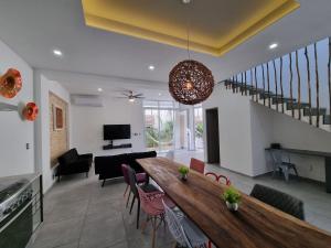 Modern Villa Rutelena +Good location+Pool+AC+Sleeps 12