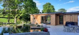Mid-Wales Farmhouse, swimming pool, tranquil countryside views, sleeps 14 - 蒙哥马利