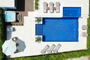 Villa Pino with Pool, Sauna & Jacuzzi - 佩特坎内