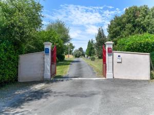 Maisons de vacances Quaint Holiday Home in Saint Savinien with private terrace : photos des chambres