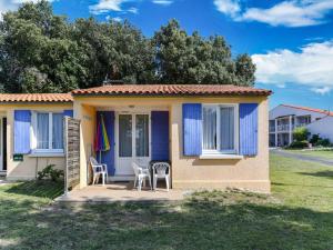 Maisons de vacances Quaint Holiday Home in Saint Savinien with private terrace : photos des chambres