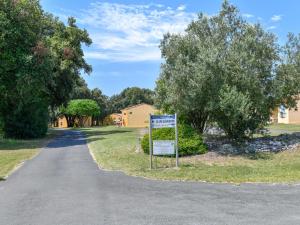 Maisons de vacances Cosy holiday home in Saint Savinien with shared pool : Maison de Vacances 2 Chambres