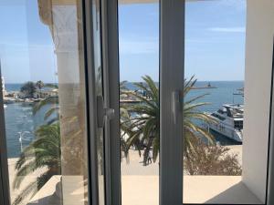 Charmant logement front port et Mer