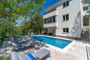 Villa Zara with 32 sqm heated Pool, Jacuzzi, Billiard, Tennis table, 8pax