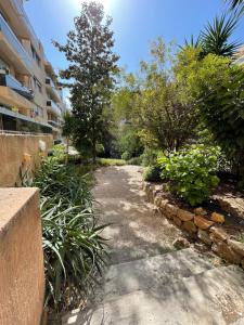 JUAN LES PINS, T2 Cosy et confortable, avec PARKING en sous-sol, proche plages et commerces