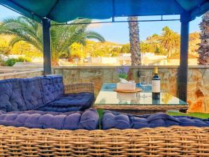 The perfect place to relax Bedroom with hot tub, beautiful tropical garden area. Bbq and big open spaces throughthe house.It is located in a quiet place, but still 5 min away from the touristic Puerto Rico and walking distance from the beach