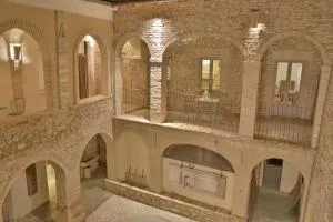 Palazzo Antico nella piazza di Montepagano - Pagliare