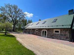 Valgesoo maakivivilla kuni 20-le kylalisele - Mooste