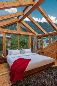 SaffronStays PADM Villa- Heritage villa with bonfire & pahadi meals near Mall Road, Manali