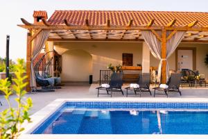 Villa Gode -secluded house with heated pool near the beach