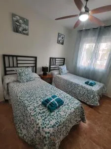 ¡Bajo con terraza y patio con vistas a la piscina comunitaria! - Palomares