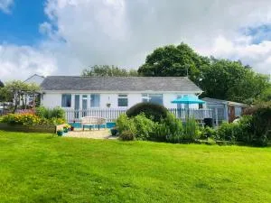 Detached, peaceful, spacious with easy access and very large garden - Saint Issey