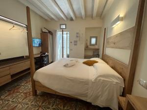 Budget Double Room - Annex room in Antico Mondo Rooms & Suites
