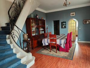 Maisons d'hotes Chambre grise dans une demeure du 16eme a Saumur comprenant cuisine equipee : photos des chambres