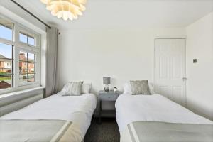 Bright & Spacious with Garden & Parking