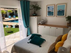 Maisons d'hotes LA MAISON DE LA DUNE - Chambres Climatisees - Jacuzzi 1ere seance offerte - Piscine chauffee avec Abri Amovible - Plage situee a 200m, acces direct par le bois : photos des chambres
