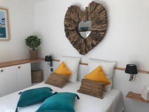 Maisons d'hotes LA MAISON DE LA DUNE - Chambres Climatisees - Jacuzzi 1ere seance offerte - Piscine chauffee avec Abri Amovible - Plage situee a 200m, acces direct par le bois : photos des chambres