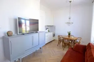 Lovely 2-bedroom apartment with free parking - Hullo