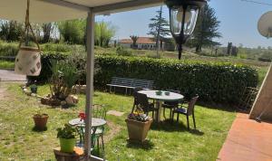 La cascina della grotta di tufo