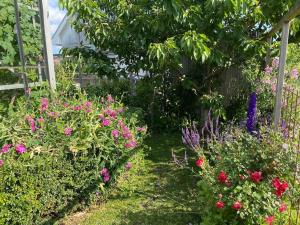 Nyhamnsläge med sundsutsikt och nära till strand.