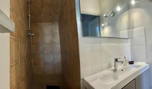 Appartements Pres du Vieux port Studio terrasse vue degagee eglise de Saint Jean : photos des chambres