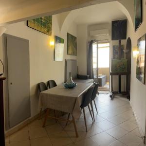 Appartements Pres du Vieux port Studio terrasse vue degagee eglise de Saint Jean : photos des chambres