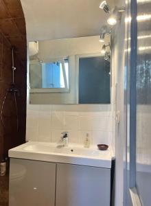 Appartements Pres du Vieux port Studio terrasse vue degagee eglise de Saint Jean : photos des chambres