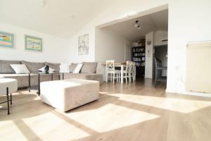 Ivas cosy apartment, sea view and free parking