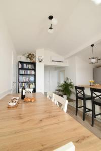 Ivas cosy apartment, sea view and free parking