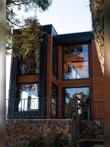 CABANA HORSES LA CONTEMPORANEA- vista ponto turístico Pedra Morro do Campestre -Asfalto até a Cabana