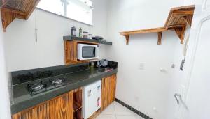 Kitnet encantadora, equipada, conforto no centro