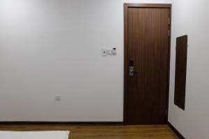 La Sen-Thu An-Có cửa sổ nhìn ra ban công