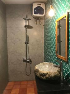 La Sen-Thu An-Có cửa sổ nhìn ra ban công