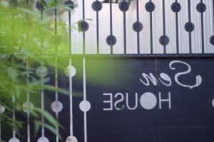 La Sen-Thu An-Có cửa sổ nhìn ra ban công