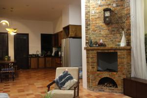 La Sen-Thu An-Có cửa sổ nhìn ra ban công