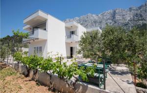 Nice Apartment In Makarska With Wifi