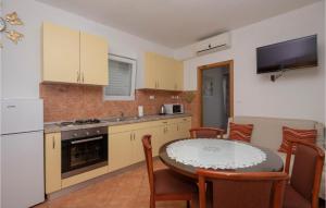 Nice Apartment In Makarska With Wifi