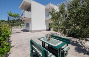 Two-Bedroom Apartment In Makarska