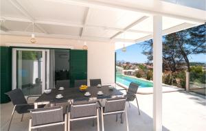 Stunning Home In Sumartin