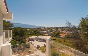 Stunning Home In Sumartin