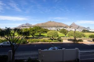 Mouille Point Mountain View 2 Bedroom