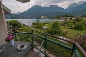 Appartements La Baie des Voiles, FEET IN THE CRYSTAL WATERS, 12 Apts from studio to Duplex, LLA Selections by Location lac Annecy : photos des chambres