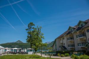 Appartements La Baie des Voiles, FEET IN THE CRYSTAL WATERS, 12 Apts from studio to Duplex, LLA Selections by Location lac Annecy : Appartement avec Balcon