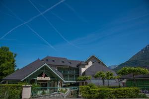 Appartements La Baie des Voiles, FEET IN THE CRYSTAL WATERS, 12 Apts from studio to Duplex, LLA Selections by Location lac Annecy : photos des chambres