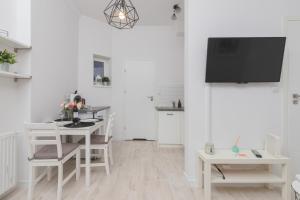 Business District 2 Bedroom Apartment for 5 Guests Gdansk Wrzeszcz by Renters