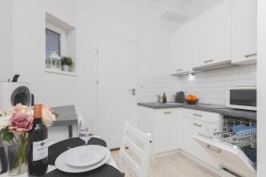 Business District 2 Bedroom Apartment for 5 Guests Gdansk Wrzeszcz by Renters