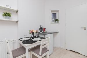 Business District 2 Bedroom Apartment for 5 Guests Gdansk Wrzeszcz by Renters